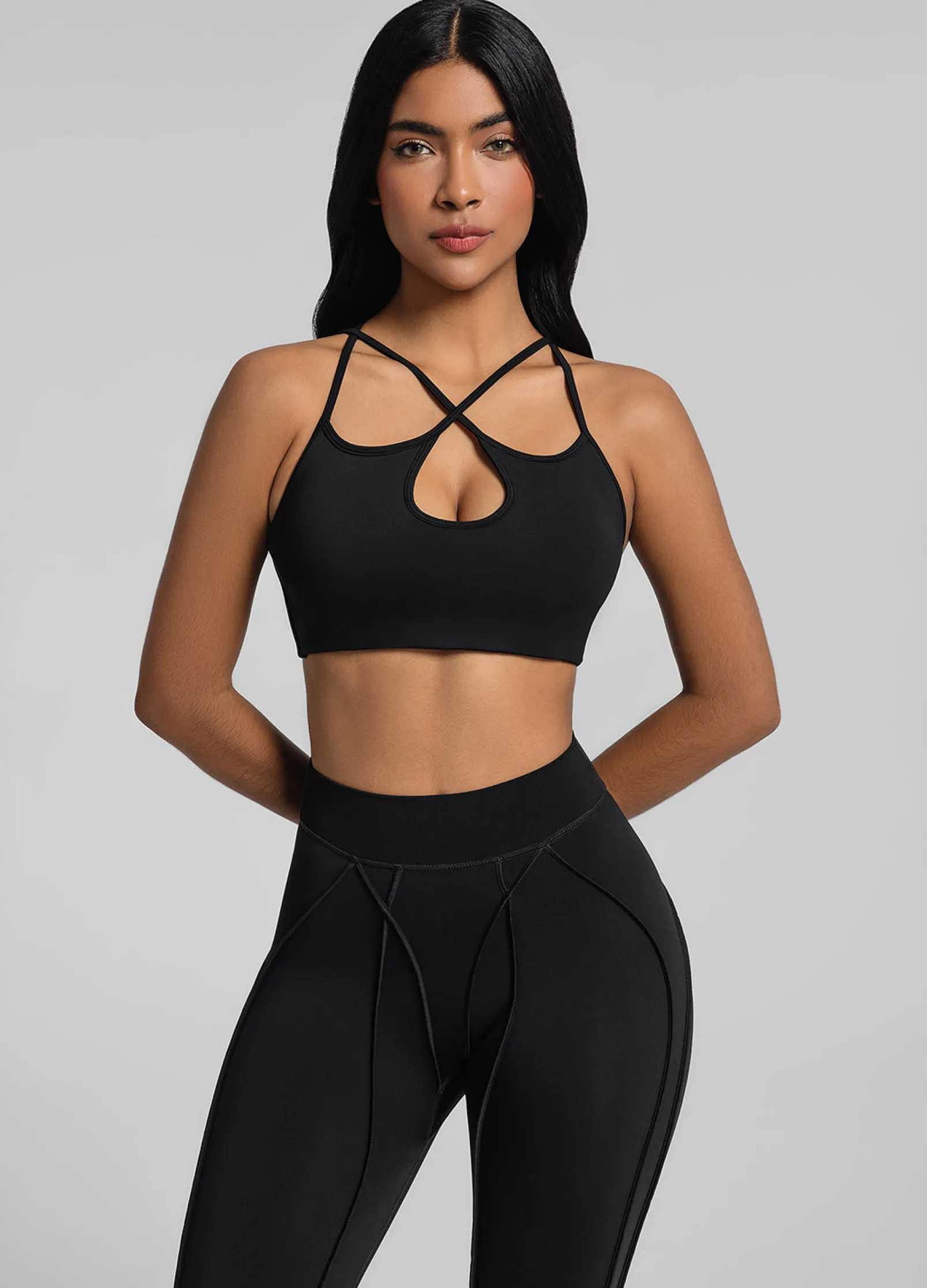 Cut-Out Top mit überkreuzten Trägern