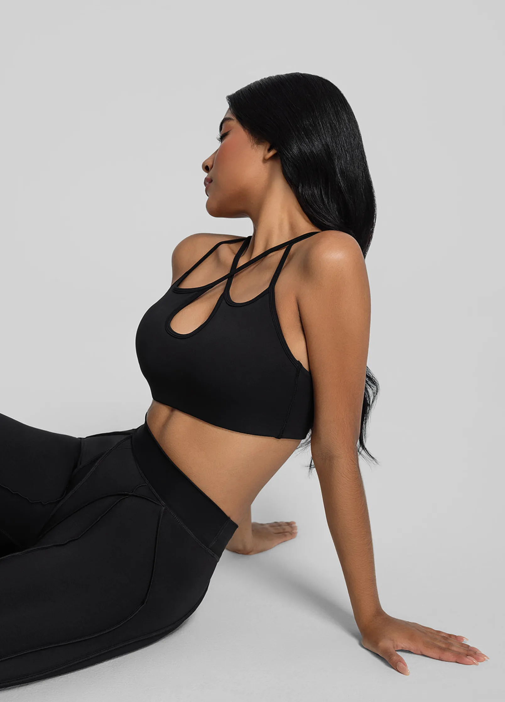 Cut-Out Top mit überkreuzten Trägern