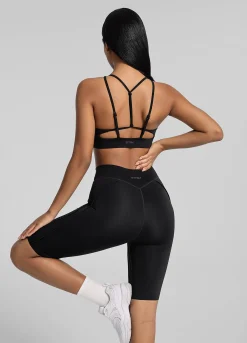 Cut-Out Top mit überkreuzten Trägern