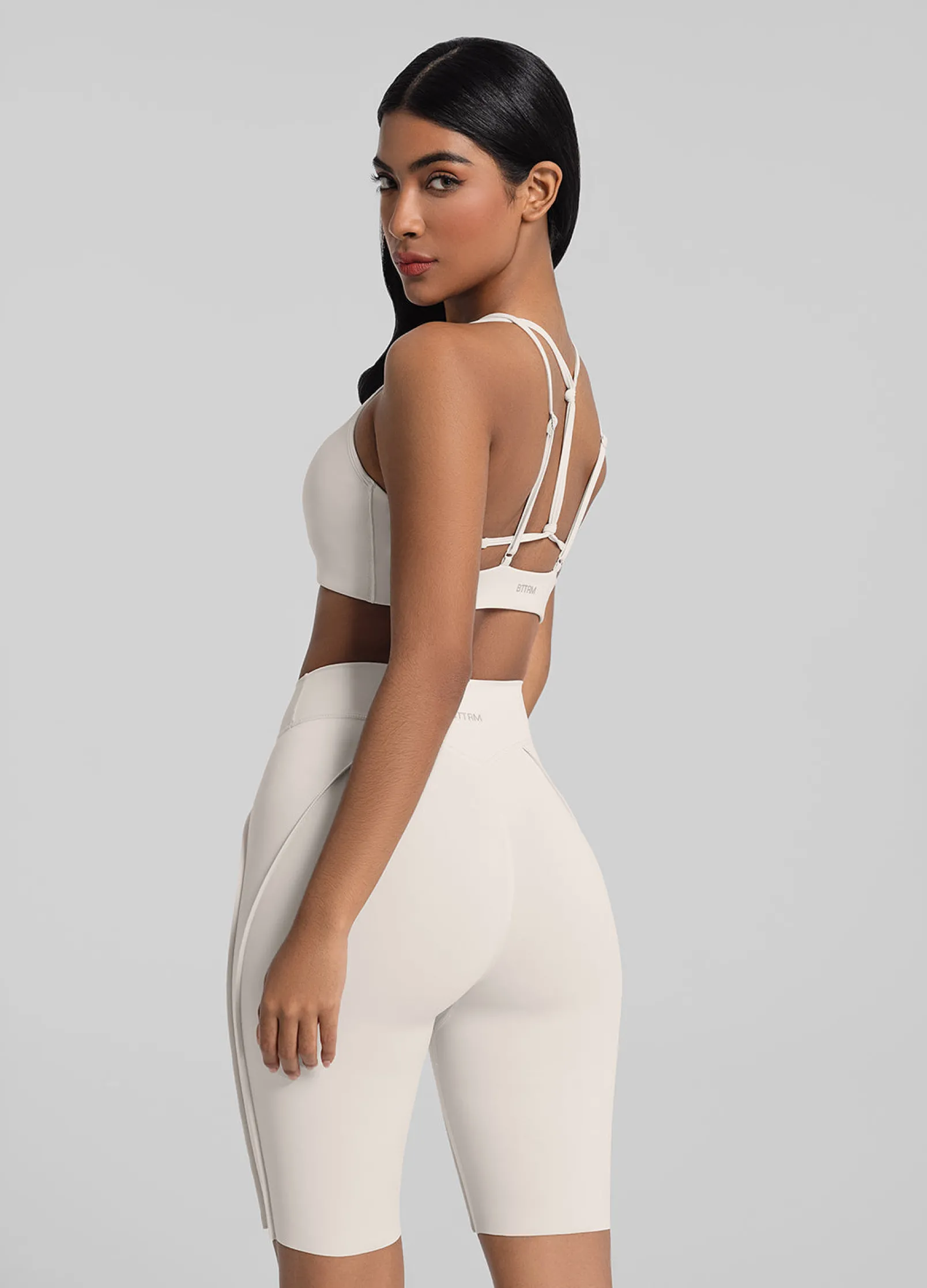 Cut-Out Top mit überkreuzten Trägern