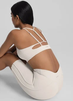 Cut-Out Top mit überkreuzten Trägern