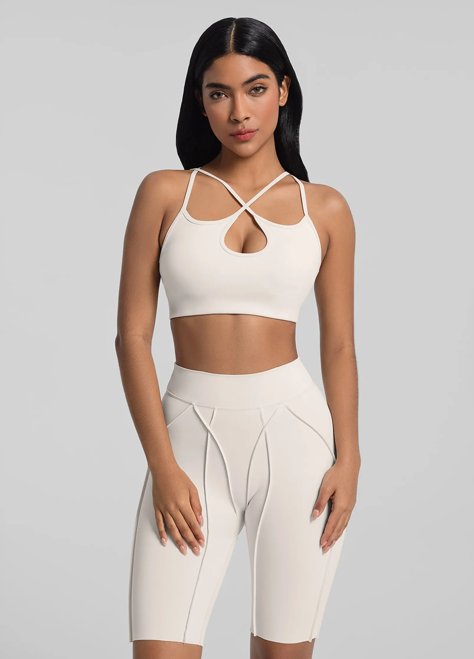 Cut-Out Top mit überkreuzten Trägern