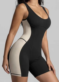 Figurbetonter Shorts-Catsuit mit offenem Rücken