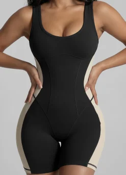 Figurbetonter Shorts-Catsuit mit offenem Rücken