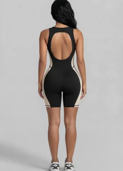 Figurbetonter Shorts-Catsuit mit offenem Rücken