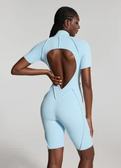 Hautenger Catsuit mit Shorts