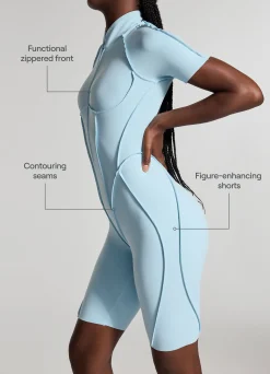 Hautenger Catsuit mit Shorts