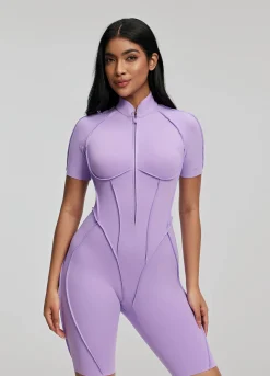 Hautenger Catsuit mit Shorts