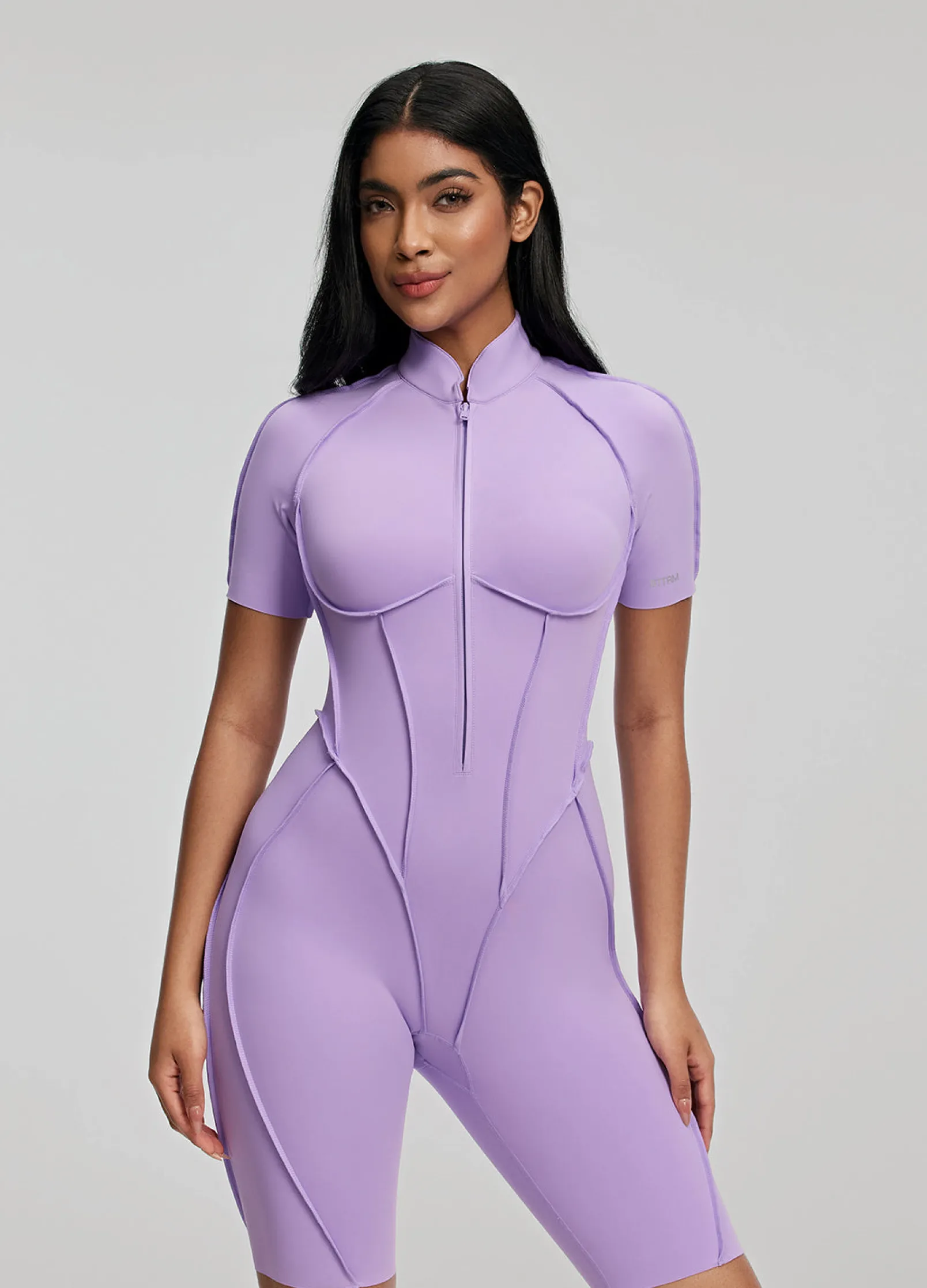 Hautenger Catsuit mit Shorts