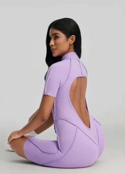 Hautenger Catsuit mit Shorts