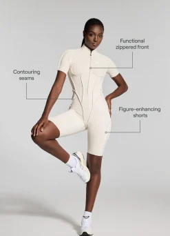 Hautenger Catsuit mit Shorts