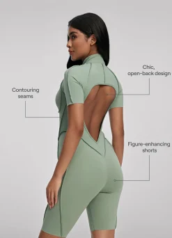 Hautenger Catsuit mit Shorts