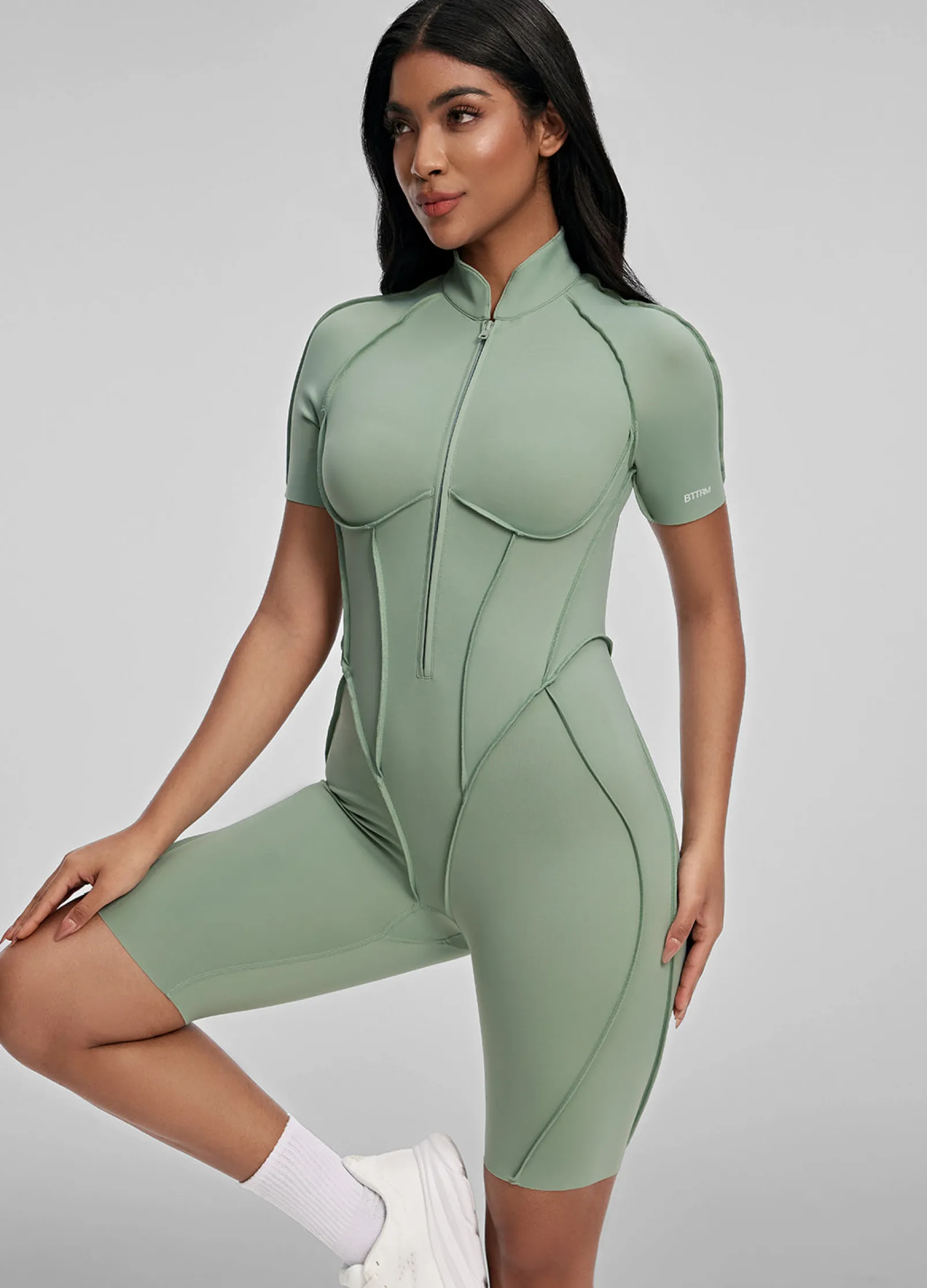 Hautenger Catsuit mit Shorts