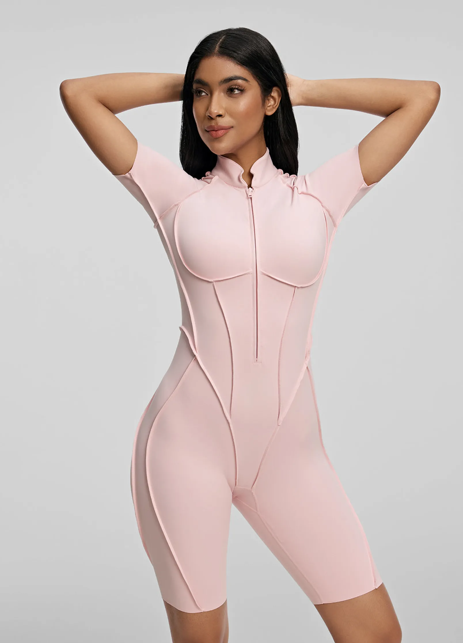 Hautenger Catsuit mit Shorts