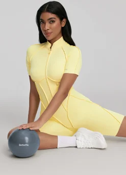 Hautenger Catsuit mit Shorts