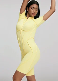 Hautenger Catsuit mit Shorts