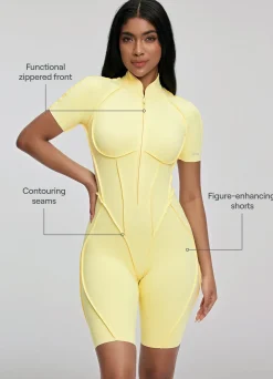 Hautenger Catsuit mit Shorts