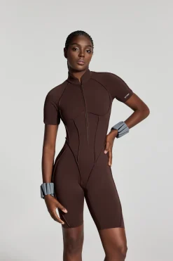 Hautenger Catsuit mit Shorts