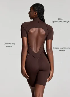 Hautenger Catsuit mit Shorts