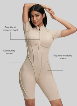 Hautenger Catsuit mit Shorts