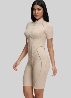 Hautenger Catsuit mit Shorts