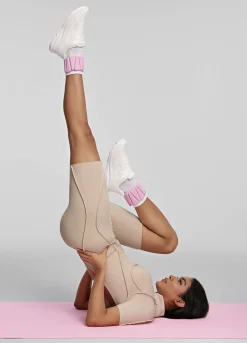 Hautenger Catsuit mit Shorts