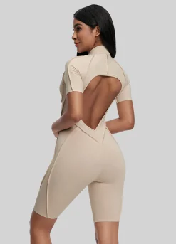 Hautenger Catsuit mit Shorts