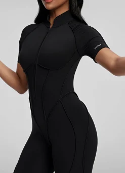 Kurzer Catsuit mit geschlossenem Rücken
