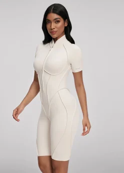 Kurzer Catsuit mit geschlossenem Rücken