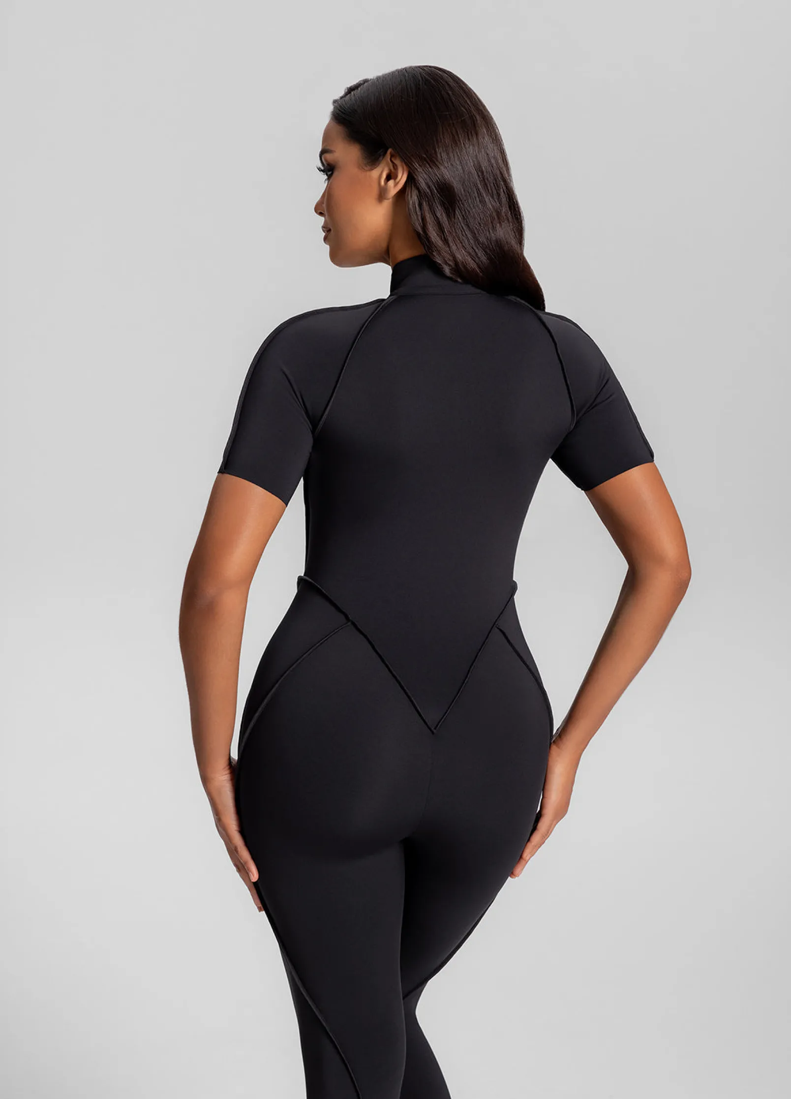 Kurzärmeliger Catsuit mit geschlossenem Rücken