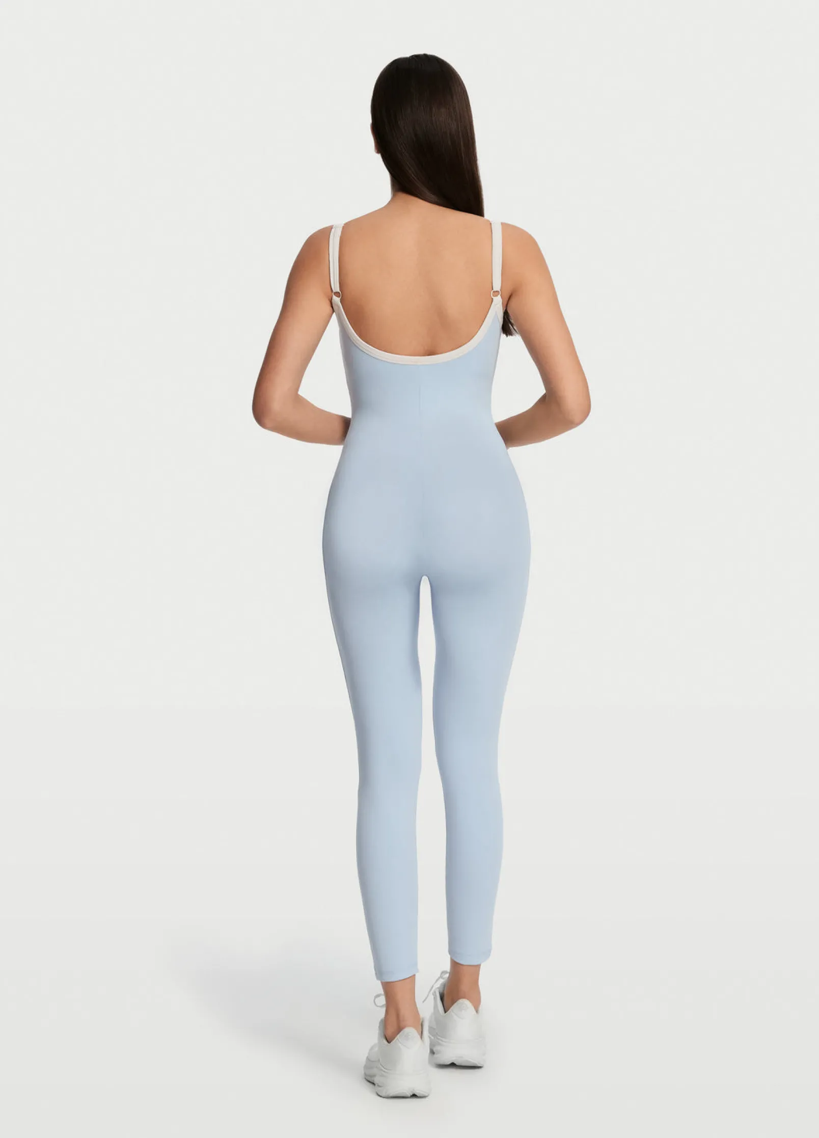 Langer Jumpsuit mit schmalen Trägern