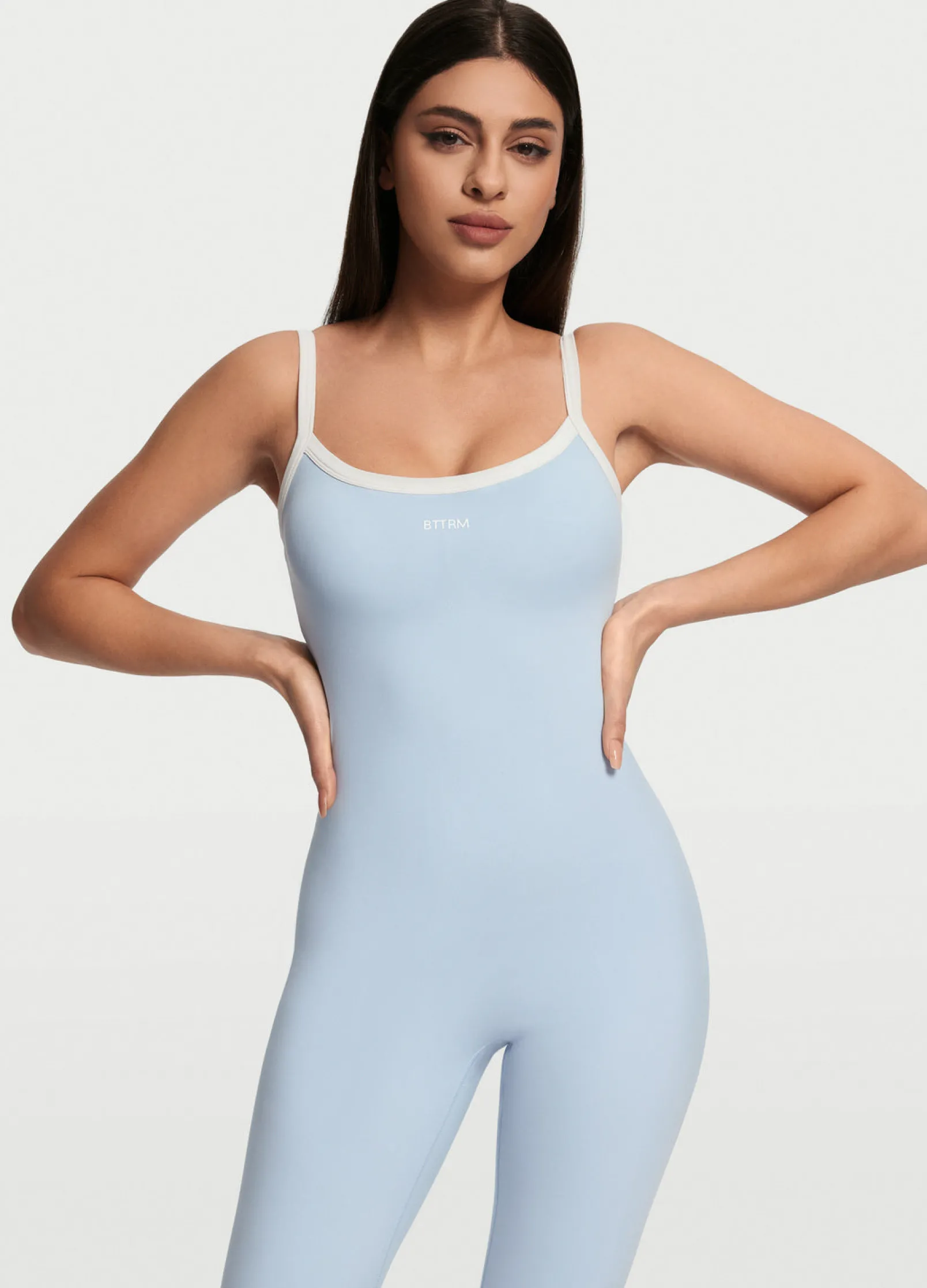 Langer Jumpsuit mit schmalen Trägern