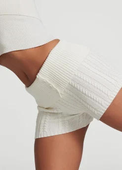 Micro-Shorts aus Zopfstrick