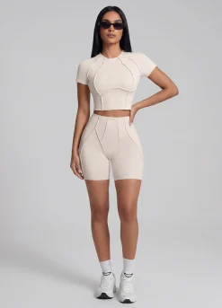 Micro-Shorts mit Konturnähten