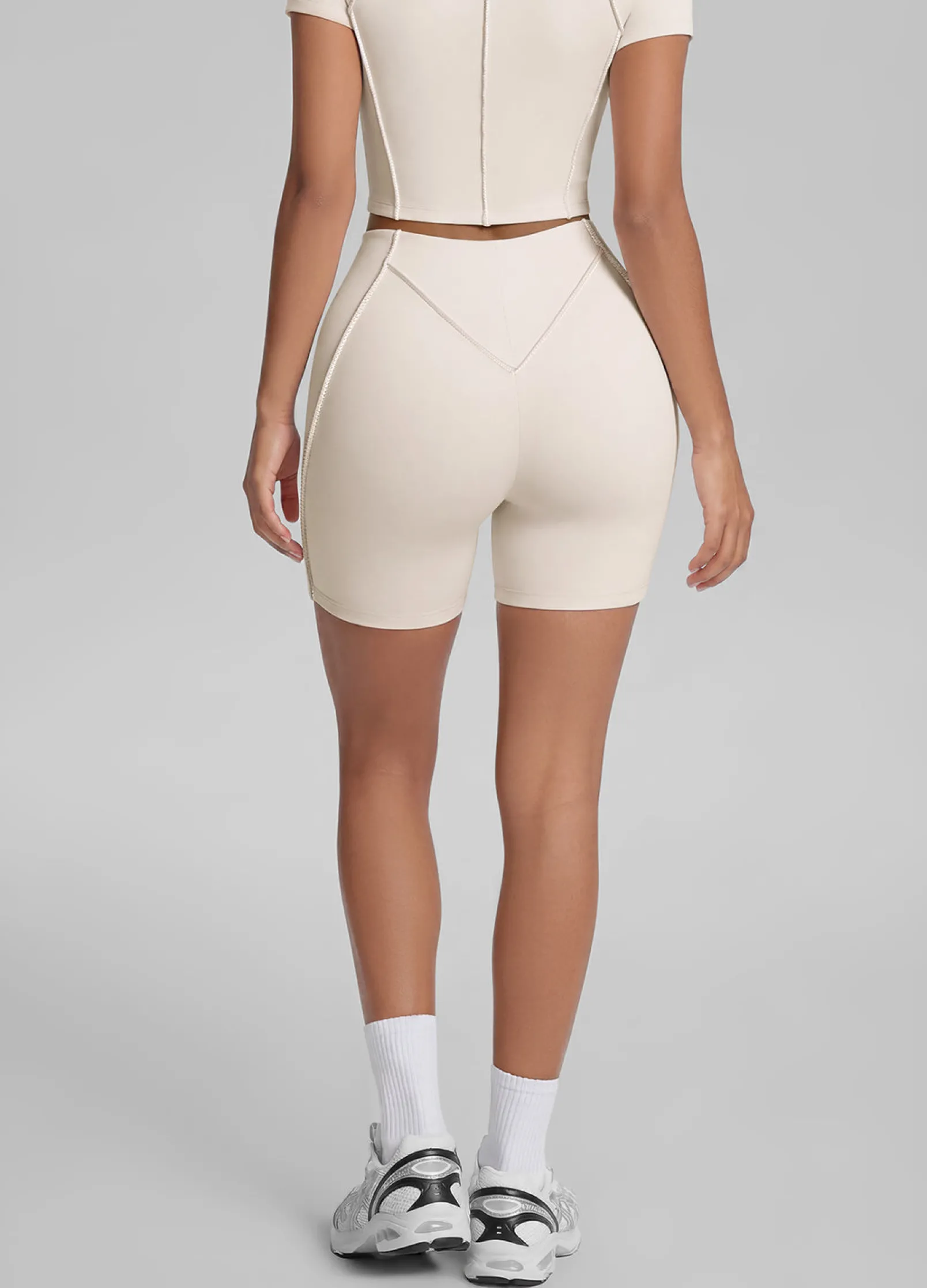 Micro-Shorts mit Konturnähten
