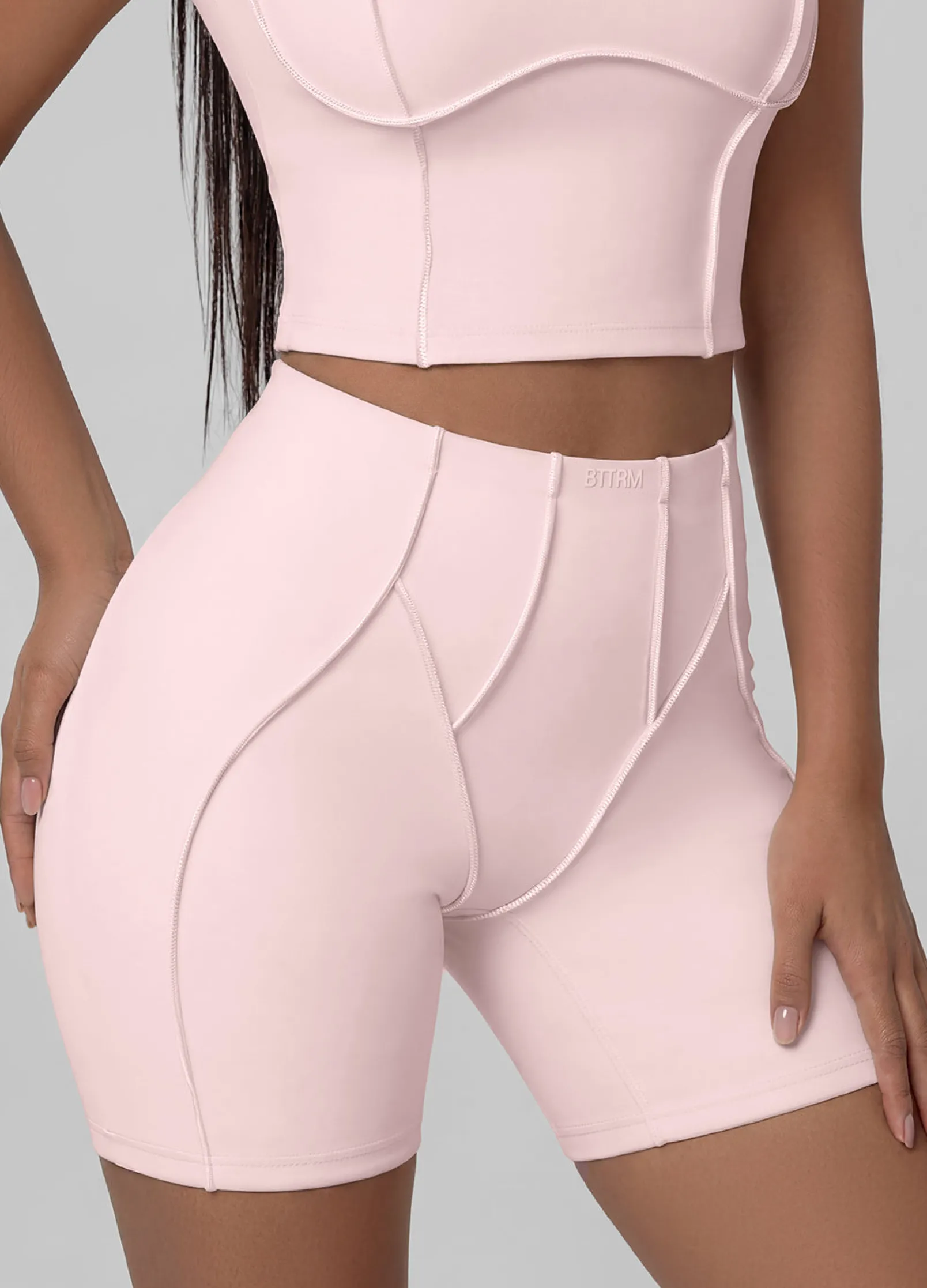 Micro-Shorts mit Konturnähten
