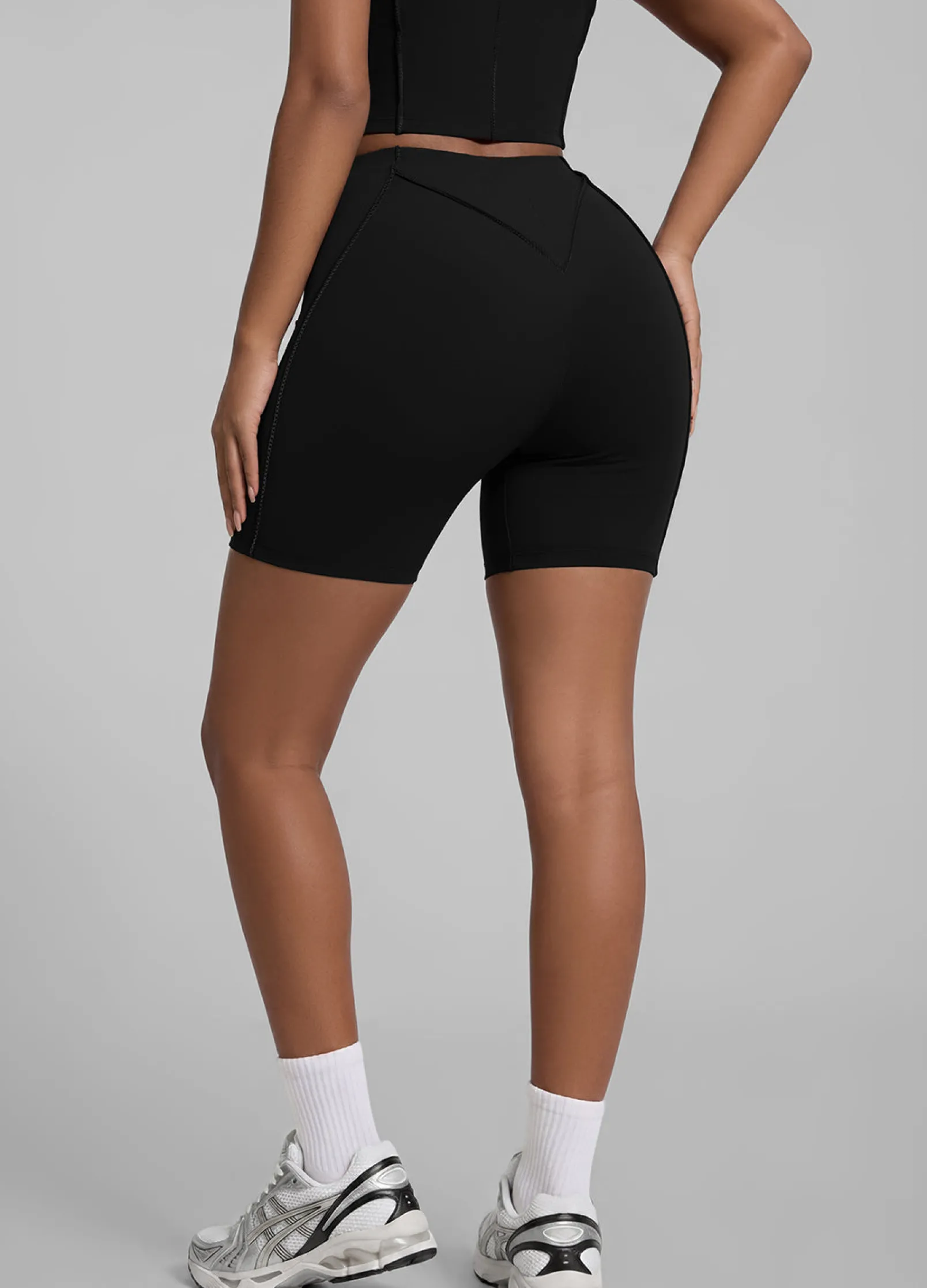 Micro-Shorts mit Konturnähten