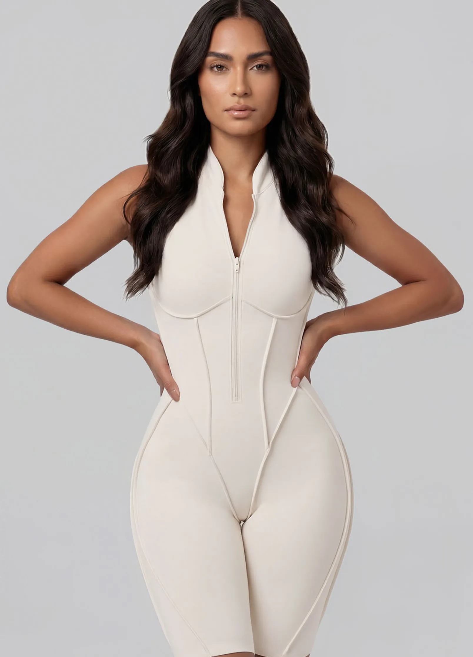 Ärmelloser Shorts-Catsuit mit geschlossenem Rücken