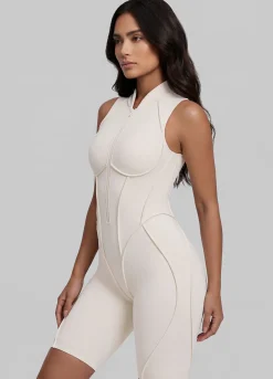 Ärmelloser Shorts-Catsuit mit geschlossenem Rücken