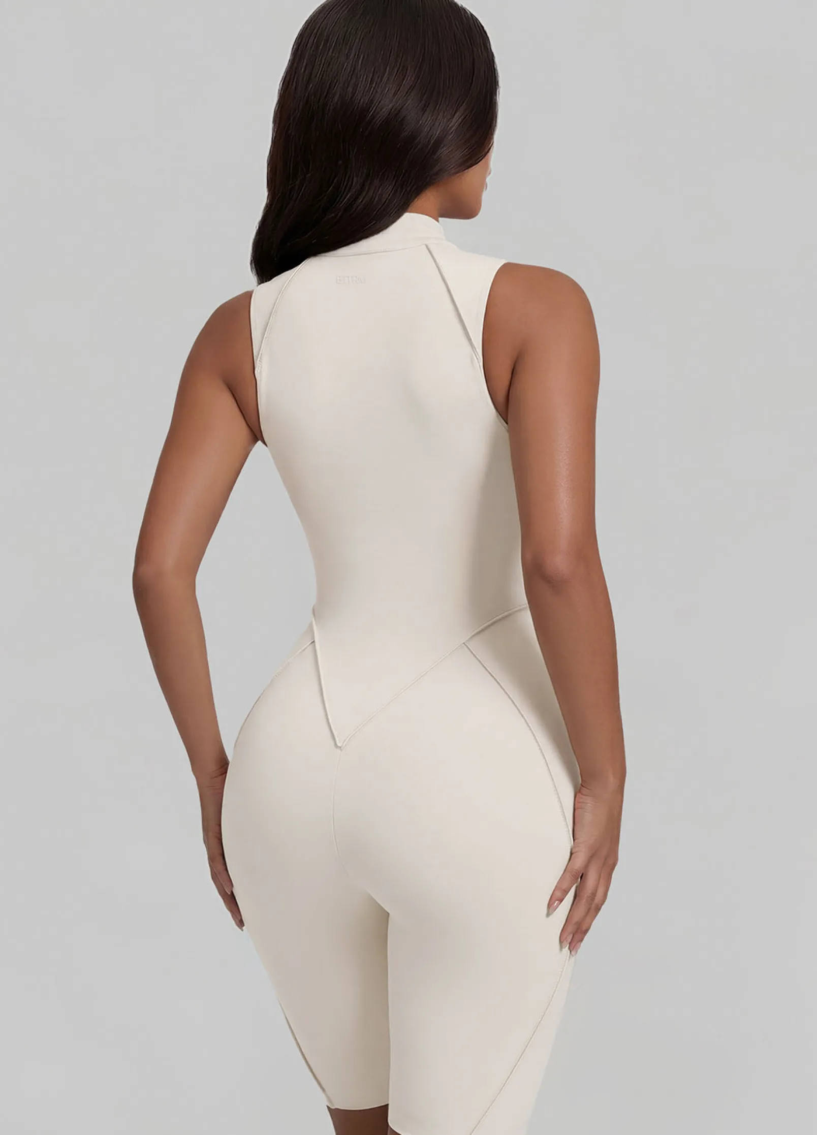 Ärmelloser Shorts-Catsuit mit geschlossenem Rücken