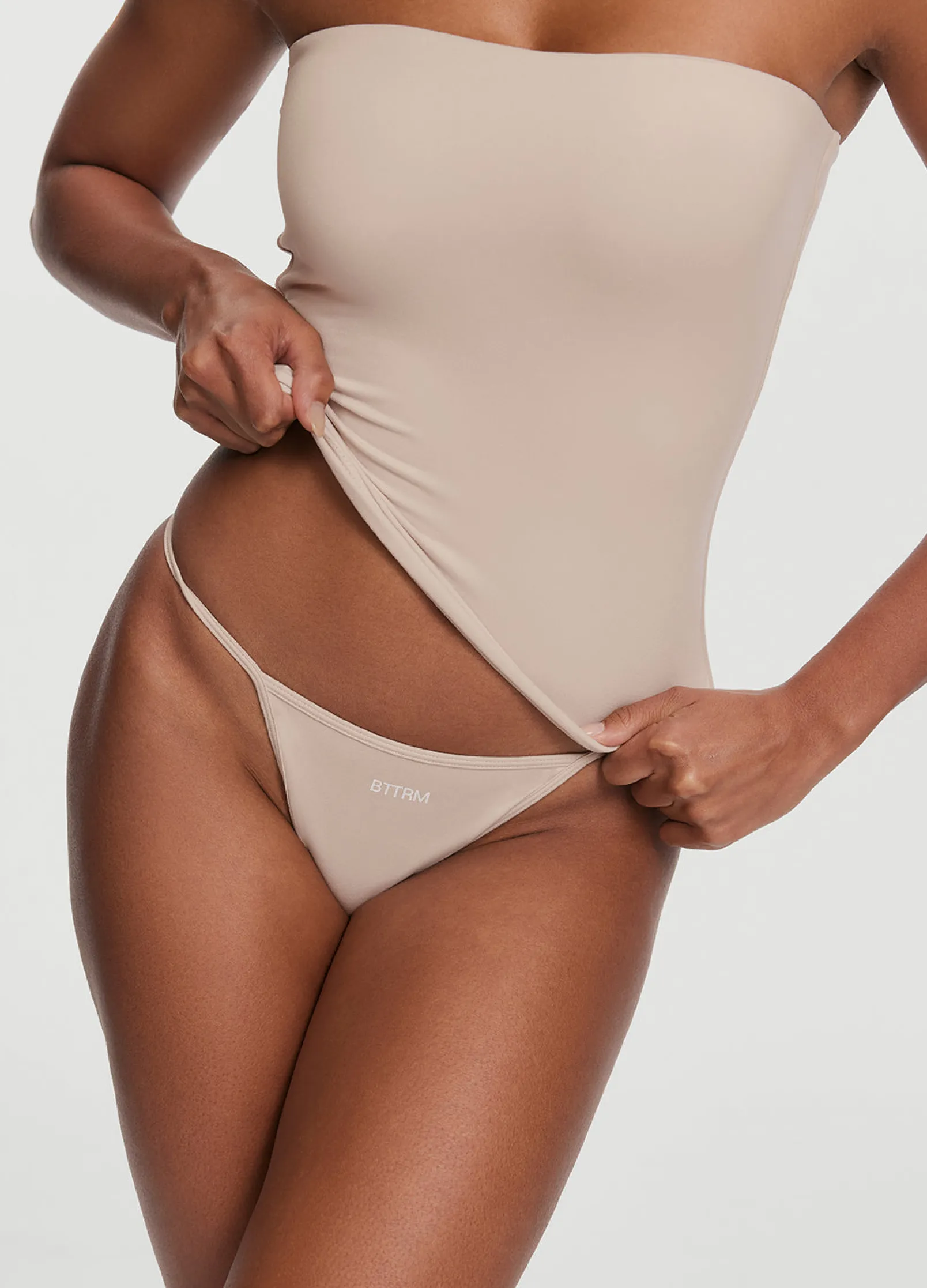 String-Tanga mit dünnen Trägern
