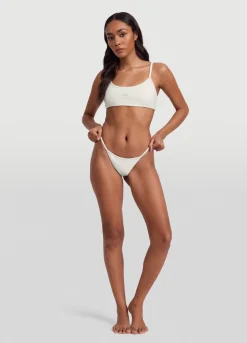 Tief sitzender Slip mit V-Schnitt