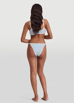 Tief sitzender Slip mit V-Schnitt