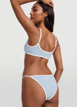 Tief sitzender Slip mit V-Schnitt