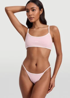 Tief sitzender Slip mit V-Schnitt