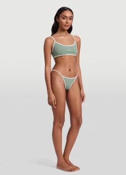 Tief sitzender Slip mit V-Schnitt