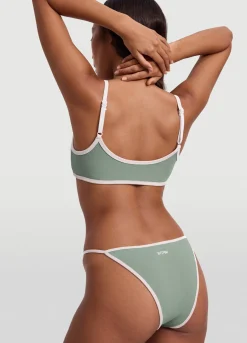 Tief sitzender Slip mit V-Schnitt