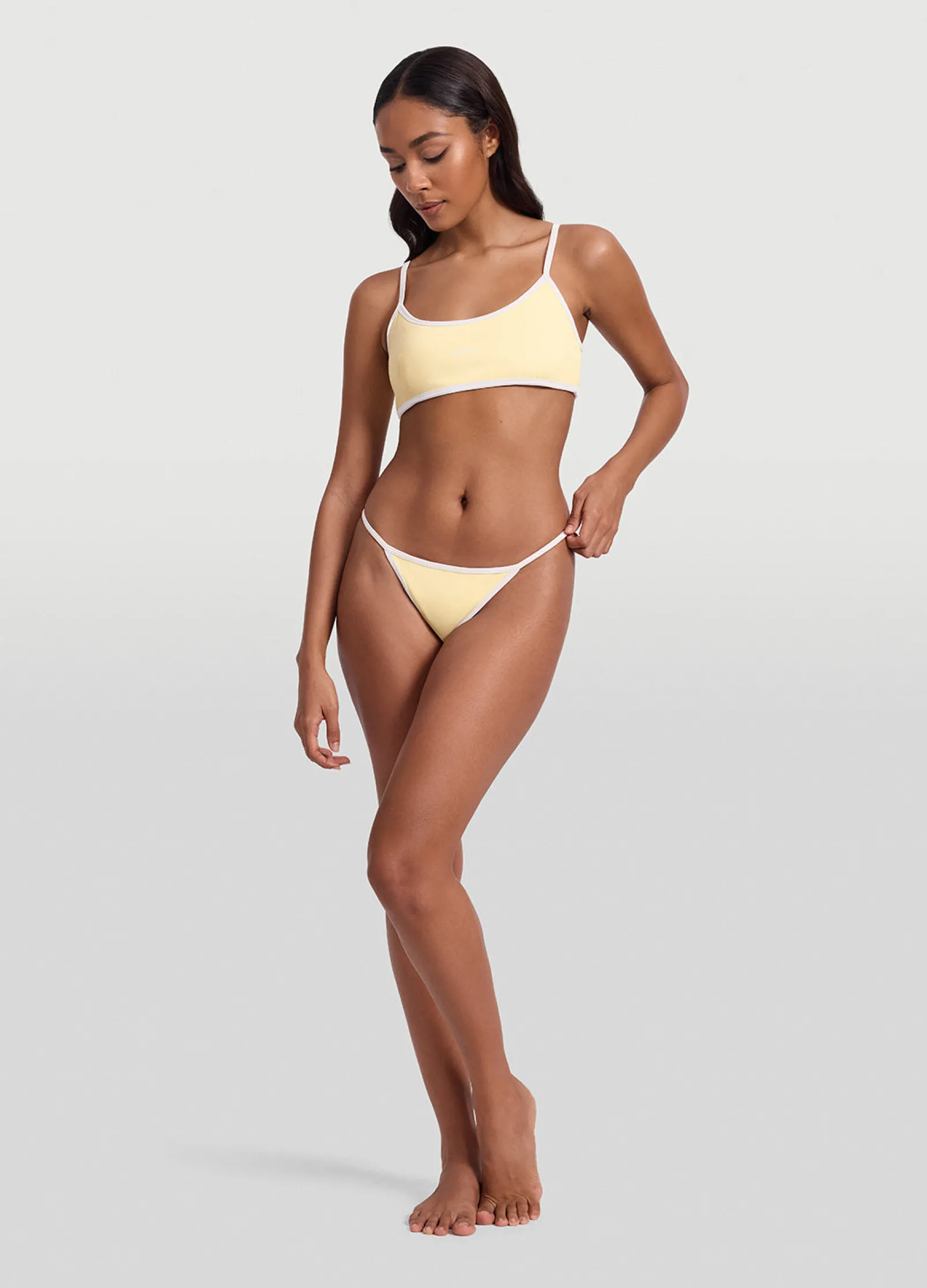 Tief sitzender Slip mit V-Schnitt