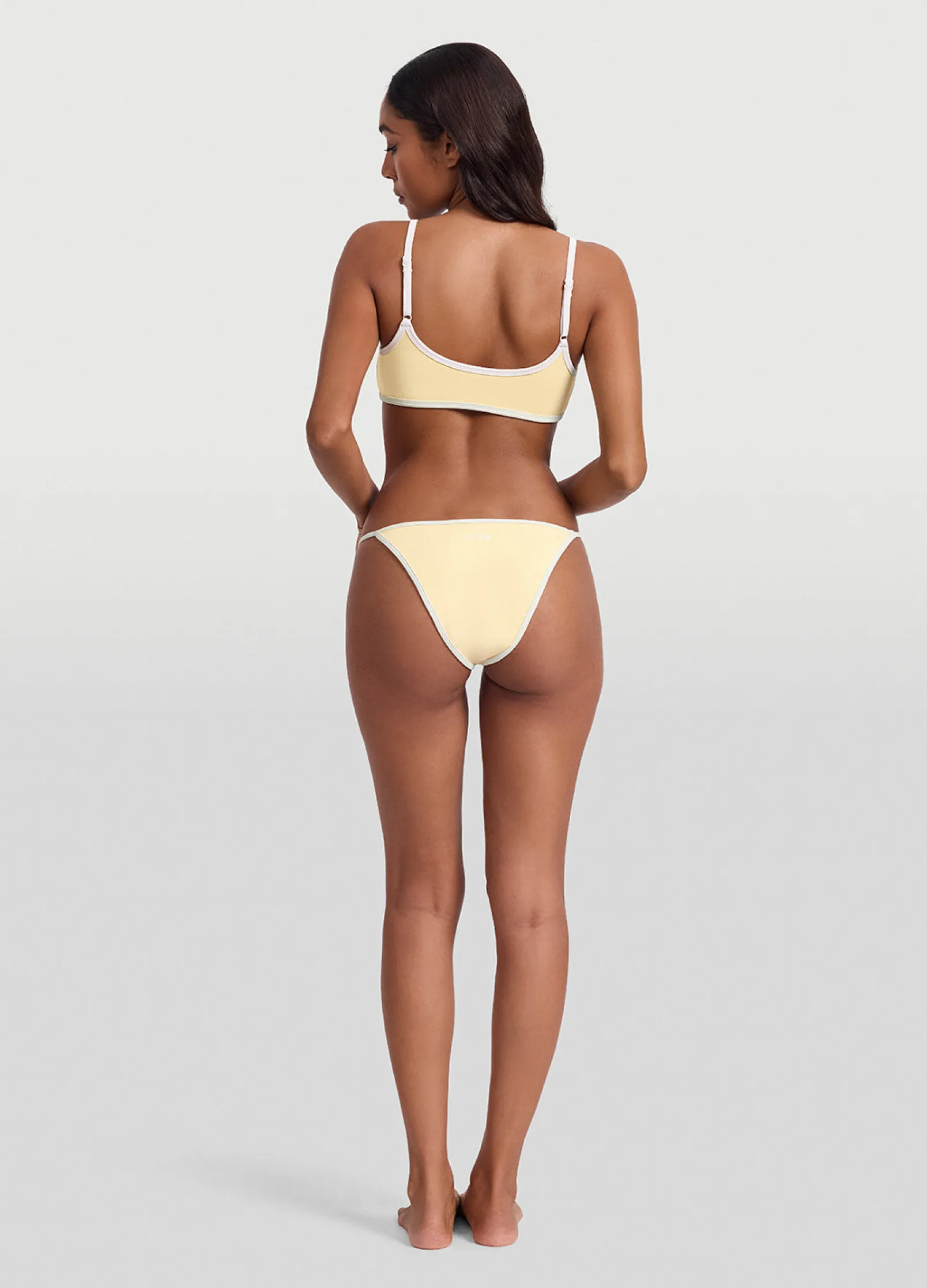 Tief sitzender Slip mit V-Schnitt