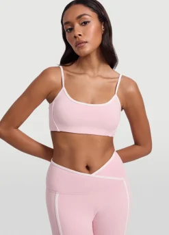 Top mit kontrastierendem Ausschnitt